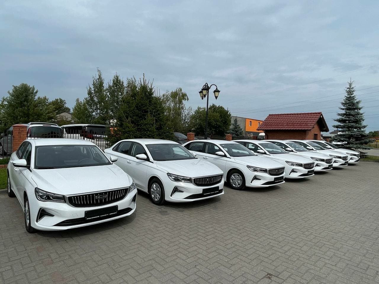 Автомобили Виктории на территории парка